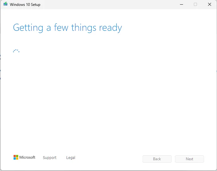 Windows 10 Setup screen saying Getting a few things ready.