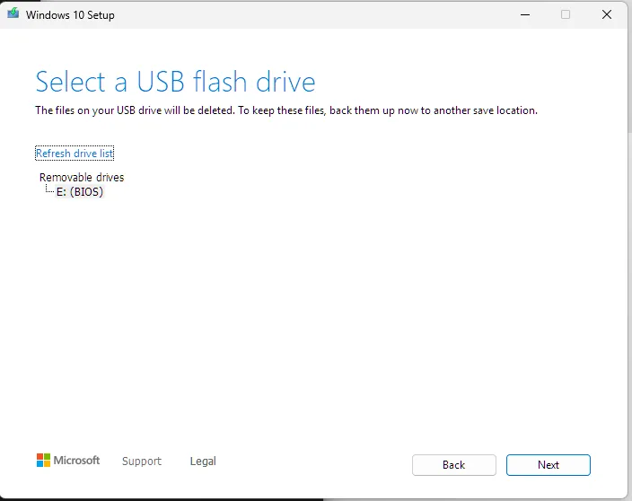 Windows 10 Setup screen for selecting a USB flash drive.